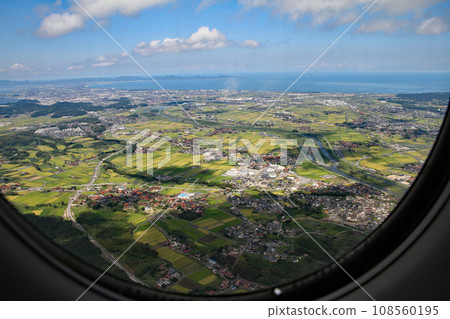 從鳥取縣米子市上空俯瞰弓濱半島、島根半島和三保灣 108560195