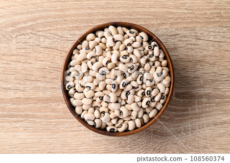 Black eye peas or cowpeas in bowl on wooden background, Food ingredients, Table top view 108560374