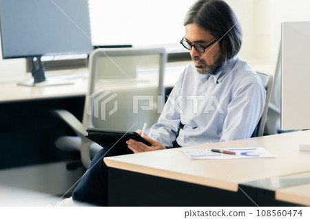 中間商務人士 108560474