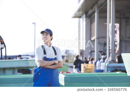在漁港工作的年輕漁民 在漁港工作的年輕漁民 108560776