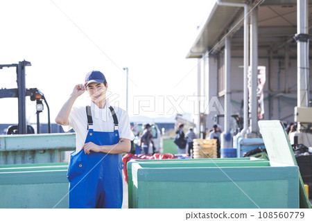 在漁港工作的年輕漁民 在漁港工作的年輕漁民 108560779