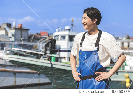 在漁港工作的年輕漁民 在漁港工作的年輕漁民 108560829