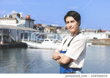 在漁港工作的年輕漁民 在漁港工作的年輕漁民 108560834