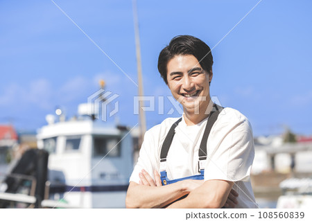 在漁港工作的年輕漁民 在漁港工作的年輕漁民 108560839