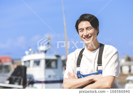 在漁港工作的年輕漁民 在漁港工作的年輕漁民 108560840