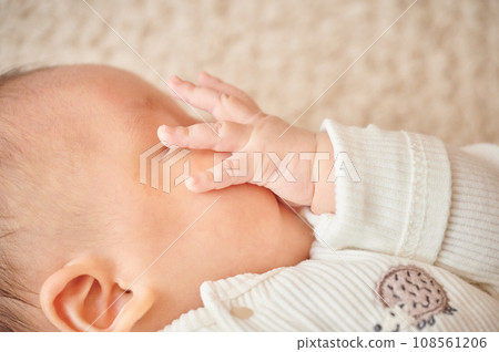寶寶試著透過吸吮手指入睡 寶寶試著透過吸吮手指入睡 108561206