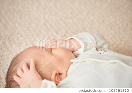 寶寶試著透過吸吮手指入睡 寶寶試著透過吸吮手指入睡 108561210