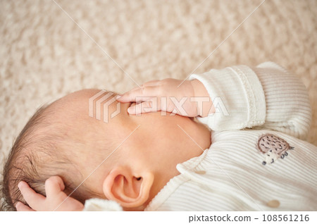 寶寶試著透過吸吮手指入睡 寶寶試著透過吸吮手指入睡 108561216