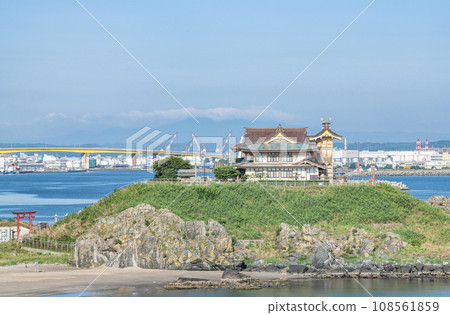 以黑尾鷗繁殖地聞名的青森縣八戶市蕪島神社（全景） 108561859