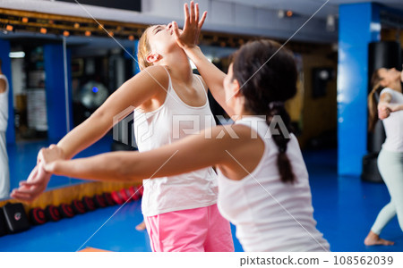 Sporty girls in pairs are training self-defence moves 108562039