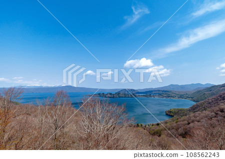 [Lake Towada, Aomori Prefecture] Lake Towada in late April in spring: Lake Towada seen from Shimeitei Observation Deck 108562243