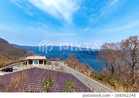 [Aomori/Akita: Lake Towada] Lake Towada in late April in spring: A great panoramic view from the Hakka Pass Observation Deck 108562248
