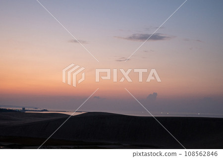 Tottori Sand Dunes at Magic Hour 108562846