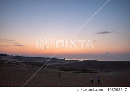 Tottori Sand Dunes at Magic Hour 108562847