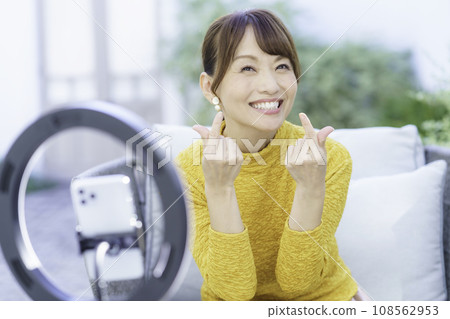 Middle-aged female YouTuber who does Instagram live Middle-aged female YouTuber who does Instagram live 108562953