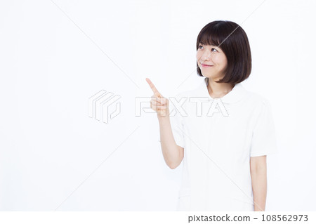 30多歲的女護士舉起食指 108562973