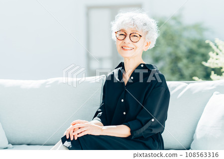 Senior women's beauty 108563316