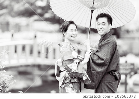 穿著和服的老人在日本庭園約會 108563378