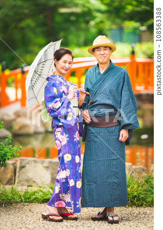 Senior man in kimono having a date in a Japanese garden 108563388