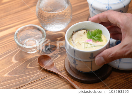 Chawanmushi with matsutake mushrooms 108563395