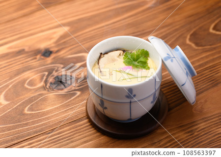 Chawanmushi with matsutake mushrooms 108563397