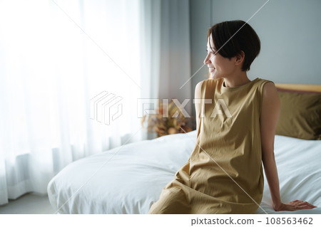 simple modern bedroom 108563462