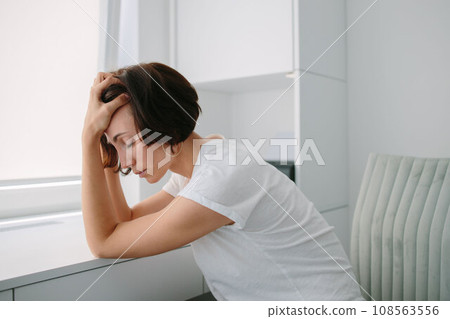woman, migraine, businesswoman 108563556