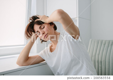 woman, migraine, businesswoman 108563558