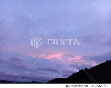 天空被染成紅色和藍色 天空被染成紅色和藍色 108563910