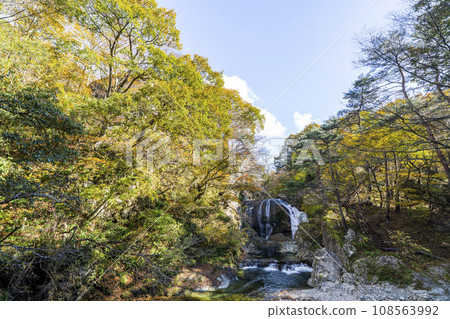 Scenery of autumn leaves Sekiyama Falls in autumn Higashine City, Yamagata Prefecture Scenery of autumn leaves Sekiyama Falls in autumn Higashine City, Yamagata Prefecture 108563992