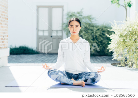 年輕女子做瑜伽 108565500