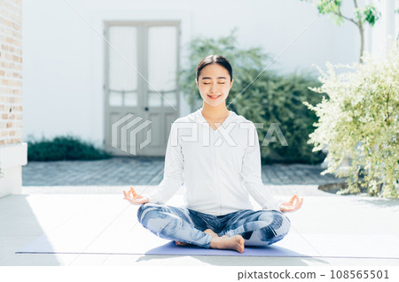 年輕女子做瑜伽 108565501
