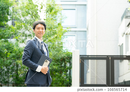 Real estate sales male 108565714