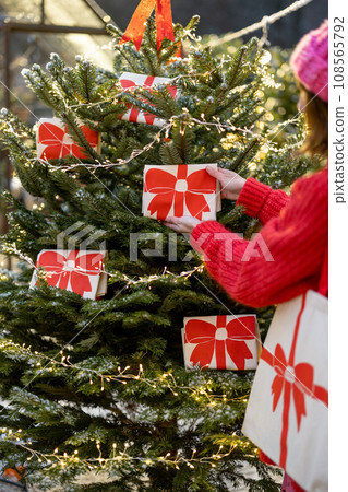 Decorates Christmas tree with big red bows Decorates Christmas tree with big red bows 108565792