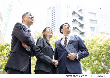 抬頭的商業形象 抬頭的商業形象 108566218