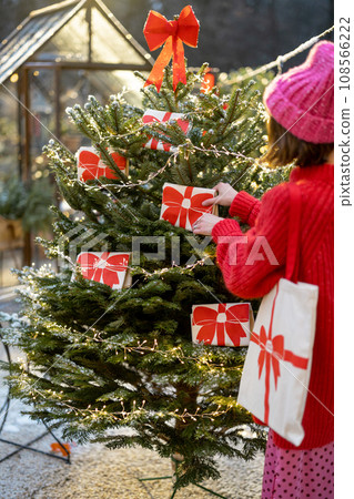 Decorates Christmas tree with big red bows Decorates Christmas tree with big red bows 108566222