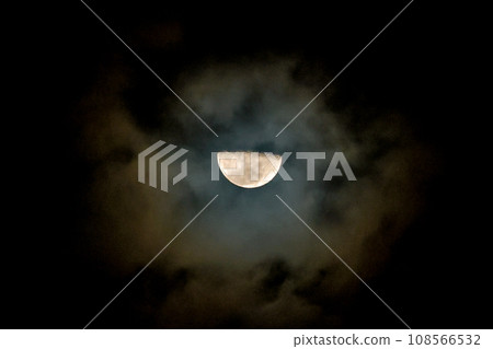 夜空中的半弦月 夜空中的半弦月 108566532