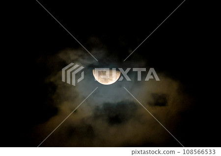 夜空中的半弦月 108566533