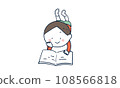 一個男孩躺著看書 108566818