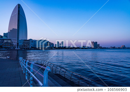 (Kanagawa Prefecture) Yokohama Minato Mirai Sunset 108566903