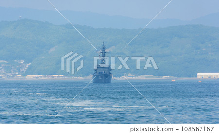 海上自衛隊「阿武隈號」驅逐艦航行的正面圖 108567167