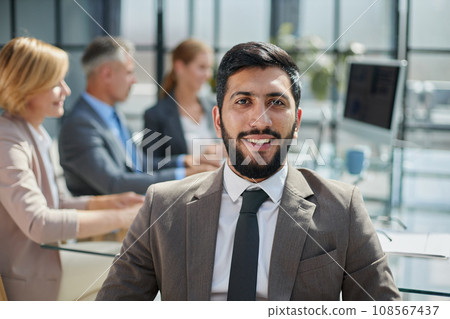 Profession businessmen office workers working in team 108567437