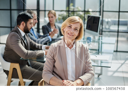 Profession businesswomen office workers working in team 108567438