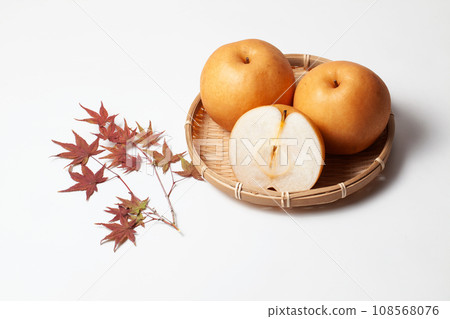 Autumn fruit Pears are loved by both adults and children. 108568076
