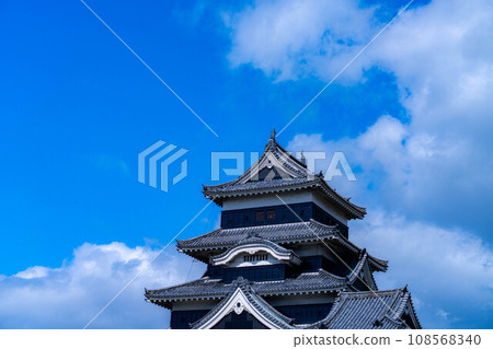 [Castle material] Matsumoto Castle and clear blue sky in autumn [Nagano Prefecture] 108568340
