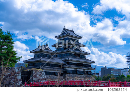 [Castle material] Matsumoto Castle and clear blue sky in autumn [Nagano Prefecture] 108568354