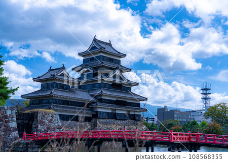 [Castle material] Matsumoto Castle and clear blue sky in autumn [Nagano Prefecture] 108568355