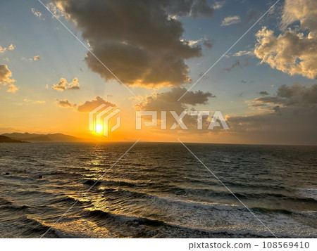 在海上日落 在海上日落 108569410