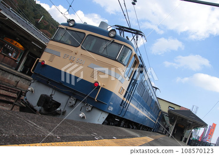 EL Gunmayokokawa towed by EF65-501 parked at Yokogawa Station_Photo taken on October 28, 2022 108570123