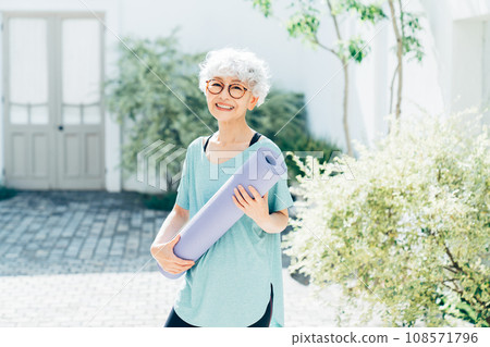 瑜珈服的高級女性 瑜珈服的高級女性 108571796